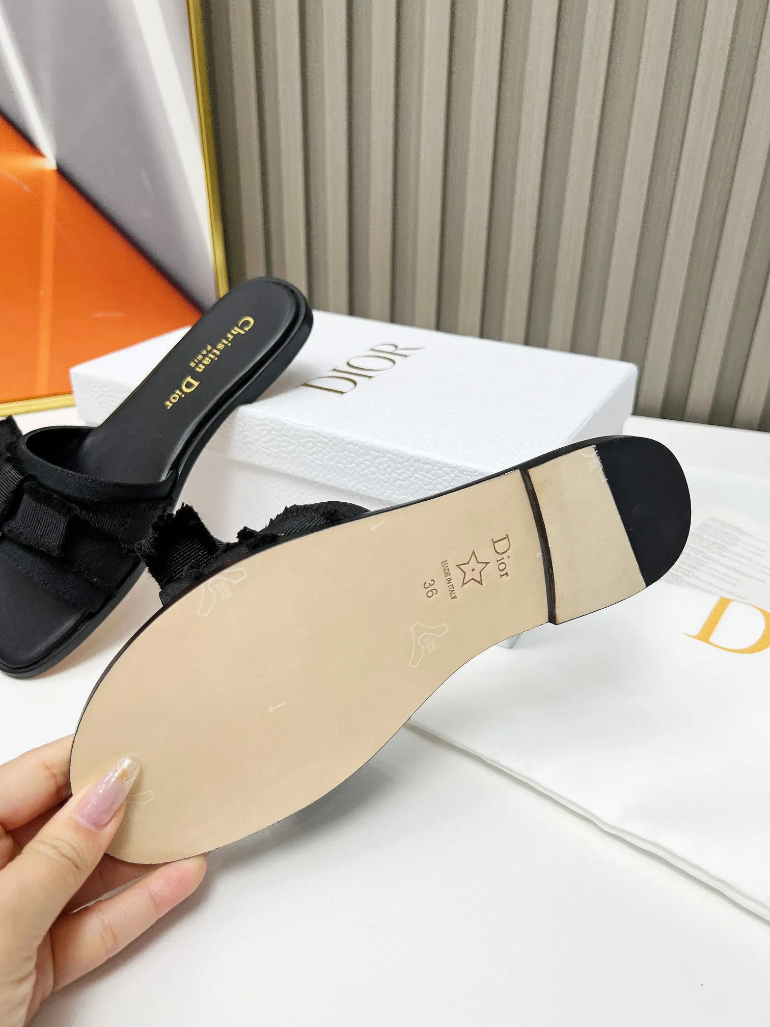 👟👟Ex-factory price 340👟👟 Genuine leather sole +40 DIOR purchasing grade Dior Dior new colors new elements DIOR spring and summer new round toe pearl open toe slippers, retro and versatile. The top version on the market. Upper: Original molded fabric Lining: Water-dyed sheepskin lining Size: #35-42 (40, 41, 42 custom-made, non-refundable)